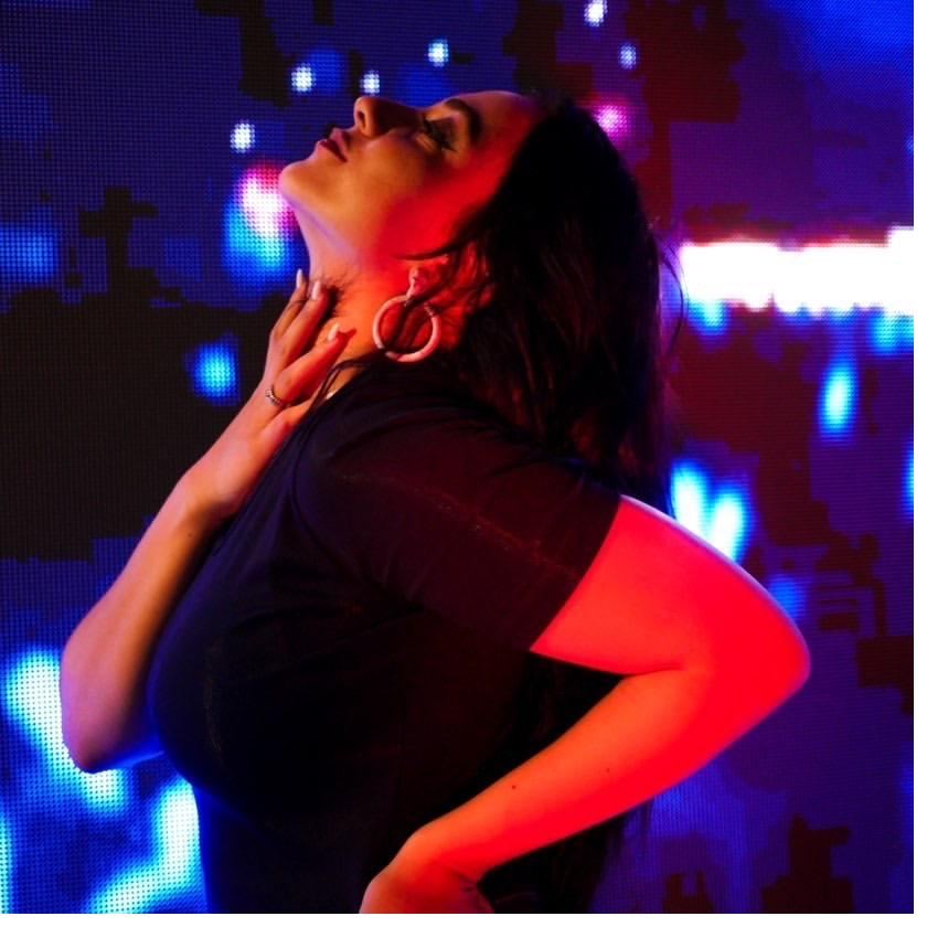 Ishtar Benhoceine performing live