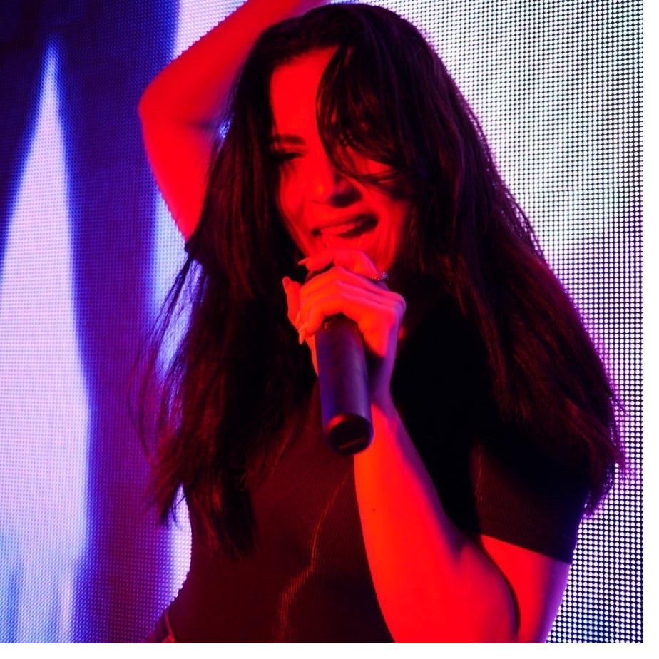 Ishtar Benhoceine on stage